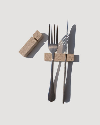 Alkaline minimalist resin cutlery rest – Sand – channel detail