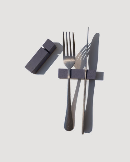 Alkaline minimalist resin cutlery rest – Blueberry – channel detail