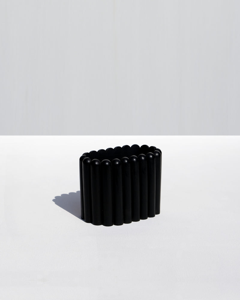 Alkaline minimalist dual ribbed resin toothbrush holder – Black