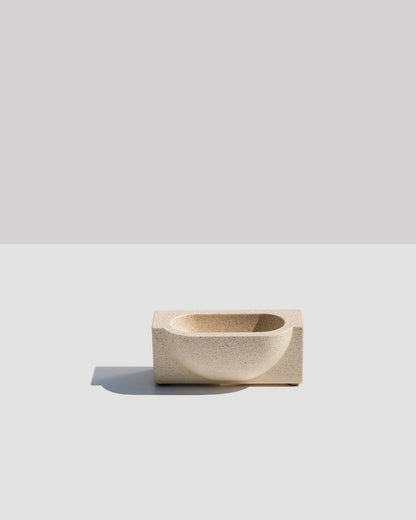 Alkaline The Block vertical resin soap holder – Sand – cork feet detail