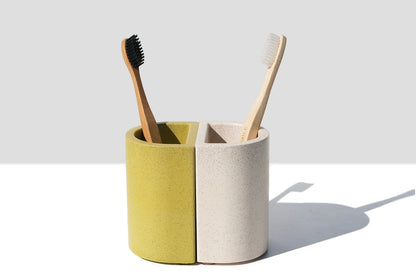 Alkaline The Arc minimalist resin holder – Sand paired with Muted Lime
