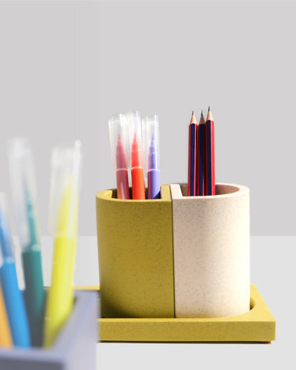 Alkaline The Arc minimalist resin holder – Sand – lifestyle desk styled