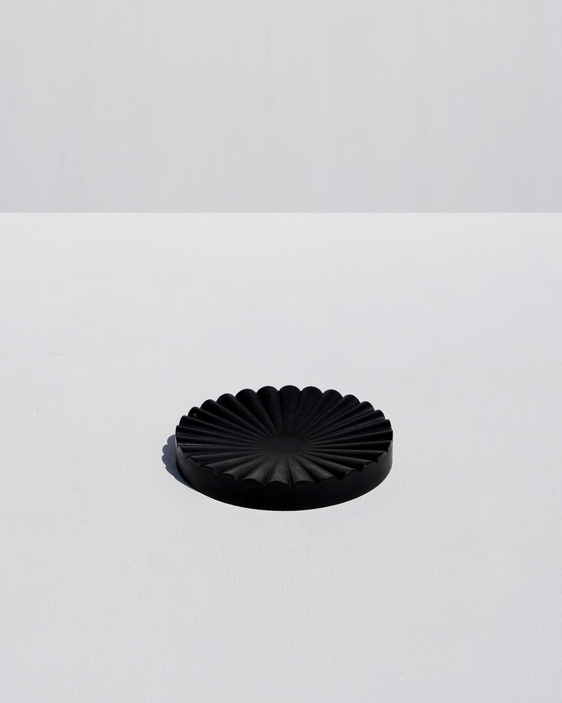 Alkaline round ribbed resin soap dish – Black