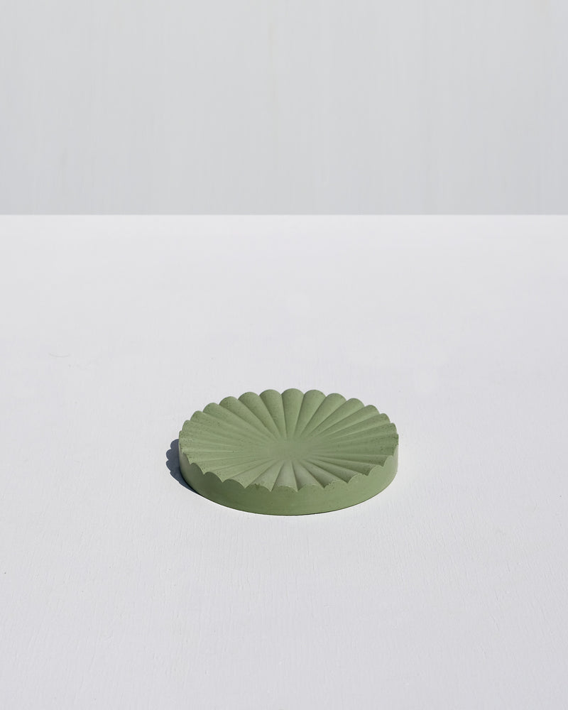 Alkaline round ribbed resin soap dish – Laurel Green