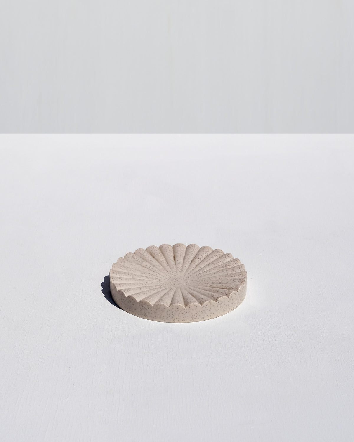 Alkaline round ribbed resin soap dish – Sand