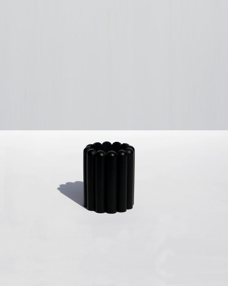 Alkaline minimalist ribbed resin toothbrush holder – Black