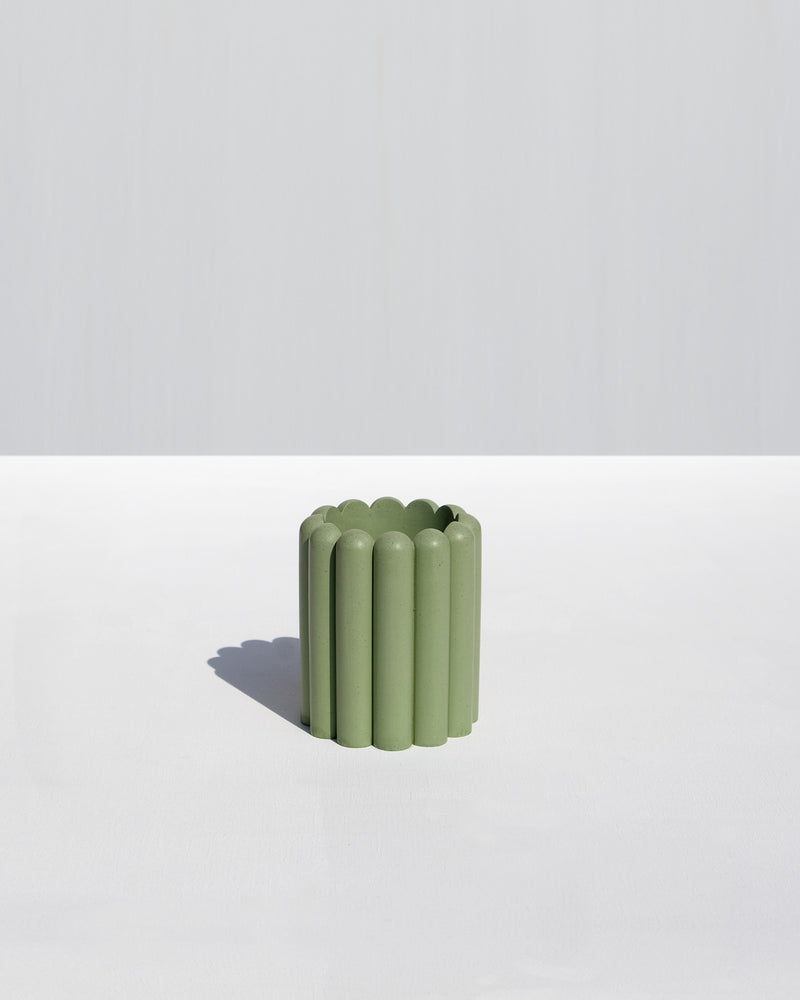 Alkaline minimalist ribbed resin toothbrush holder – Laurel Green