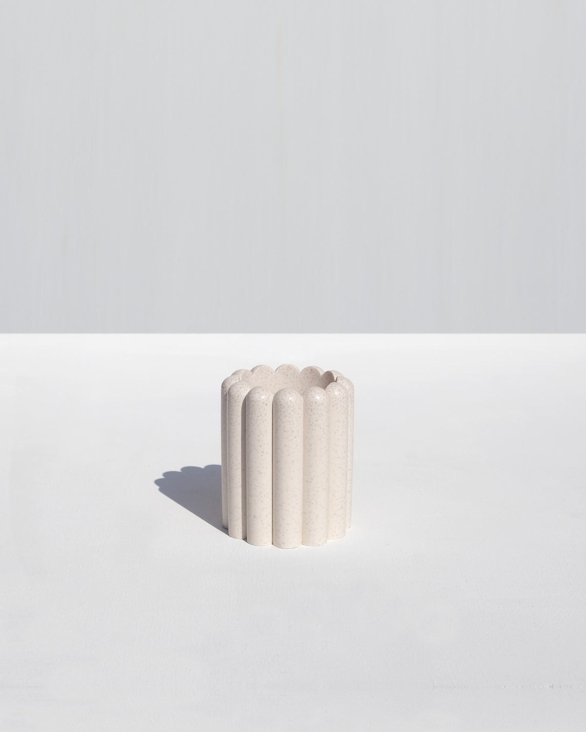 Alkaline minimalist ribbed resin toothbrush holder – Sand