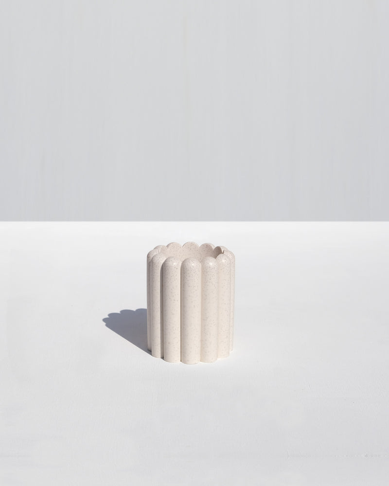 Alkaline minimalist ribbed resin toothbrush holder – Sand