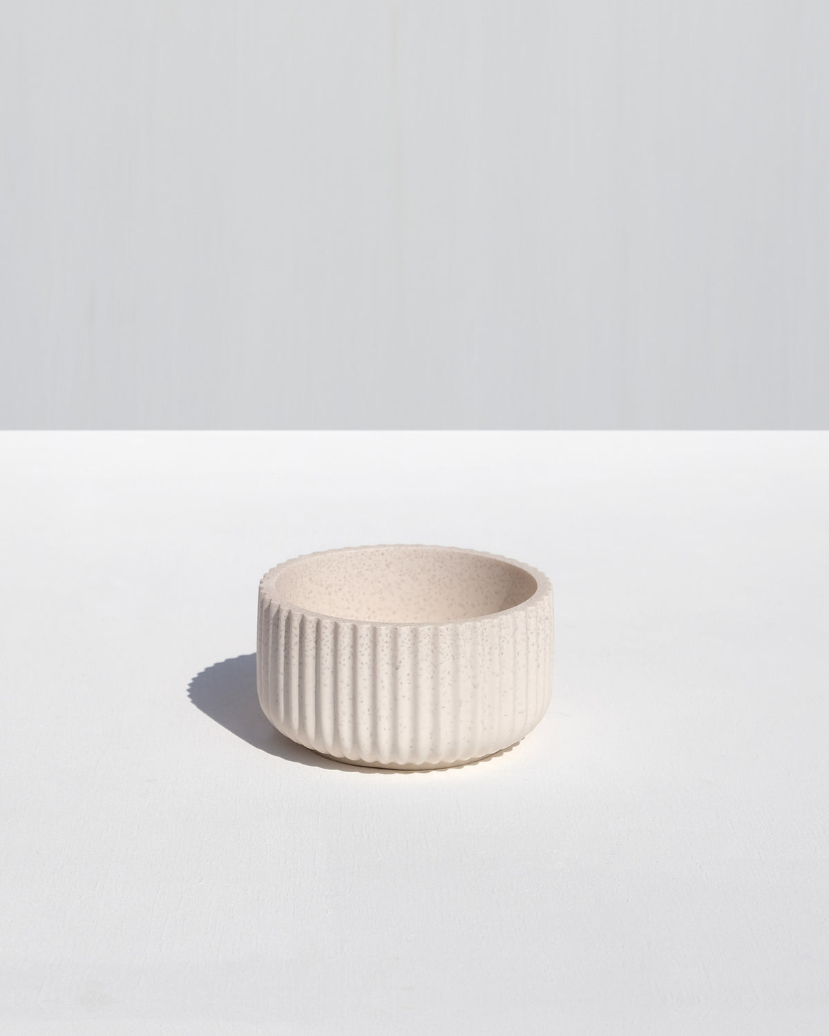 Alkaline minimalist ribbed resin trinket bowl – Sand – side profile