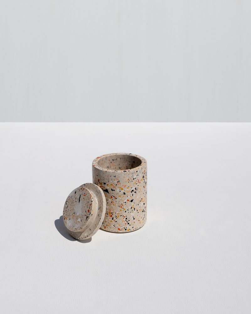 Alkaline terrazzo resin tumbler with lid – Nude
